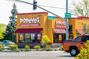 Un nou lanţ de restaurante fast-food. Americanii de la Popeyes vor 90 de localuri în franciză şi se vor bate cu McDonald’s şi KFC pe piaţa de 2 mld. lei de fast-food. Primul restaurant din România urmează să fie deschis în 2022