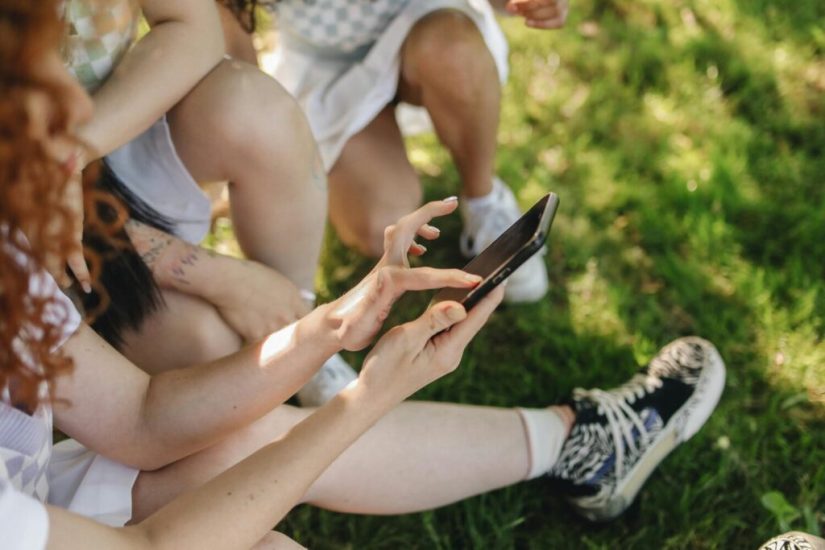 How eSIMs Offer Quick and Dependable Internet Access for Professionals on the Go