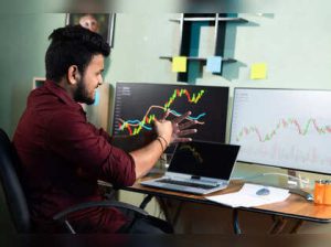 How to Achieve Early Retirement Without Liquidating Stocks Amidst a Market Downturn